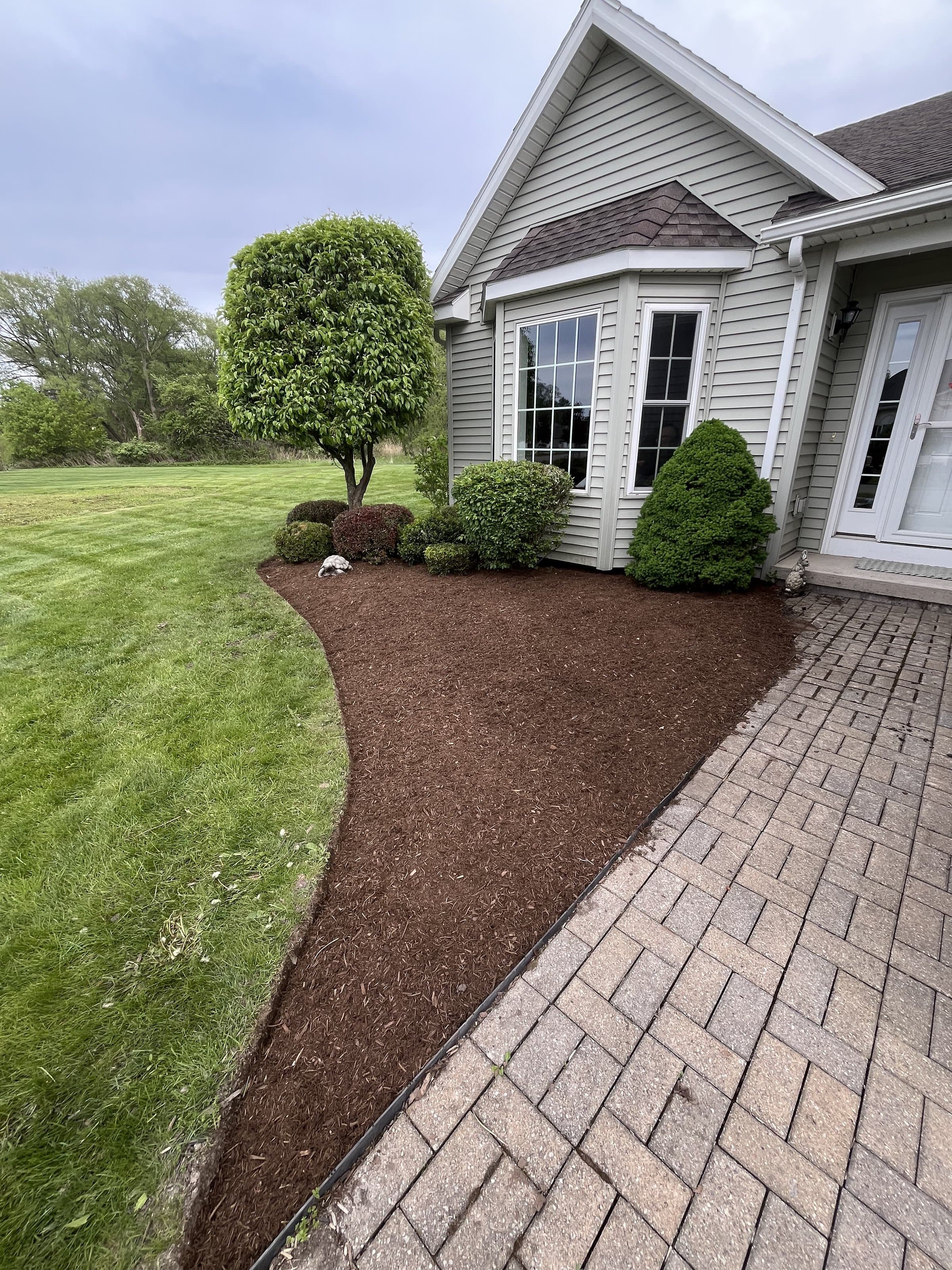 Foundation planting bed & mulch